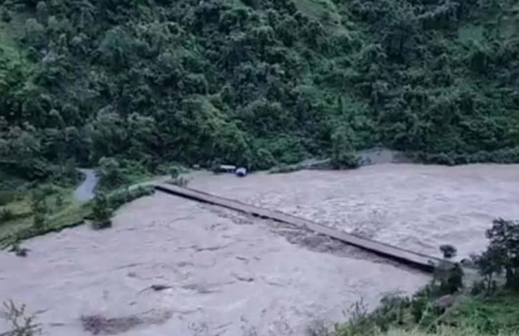 कालीगण्डकीको बाढीले बेलिब्रिज बगायो